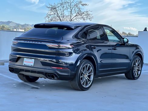 Used 2023 Porsche Cayenne Platinum Edition image 8