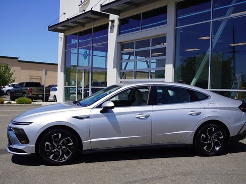 Used 2025 Hyundai Sonata SEL FWD image 3