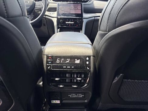 Used 2024 Jeep Grand Cherokee L Limited w/ Luxury Tech Group II AWD/4WD image 18