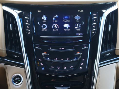 Used 2019 Cadillac Escalade ESV Platinum AWD/4WD image 17