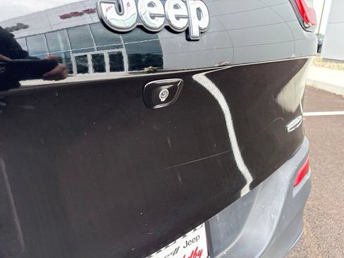 Used 2017 Jeep Cherokee Latitude AWD/4WD image 12