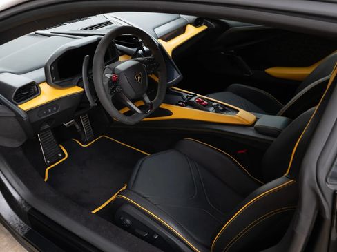 Used 2024 Lamborghini Revuelto AWD/4WD image 16