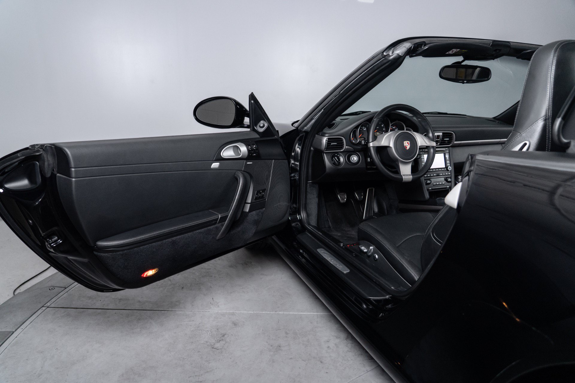 Used 2010 Porsche 911 Cabriolet image 21