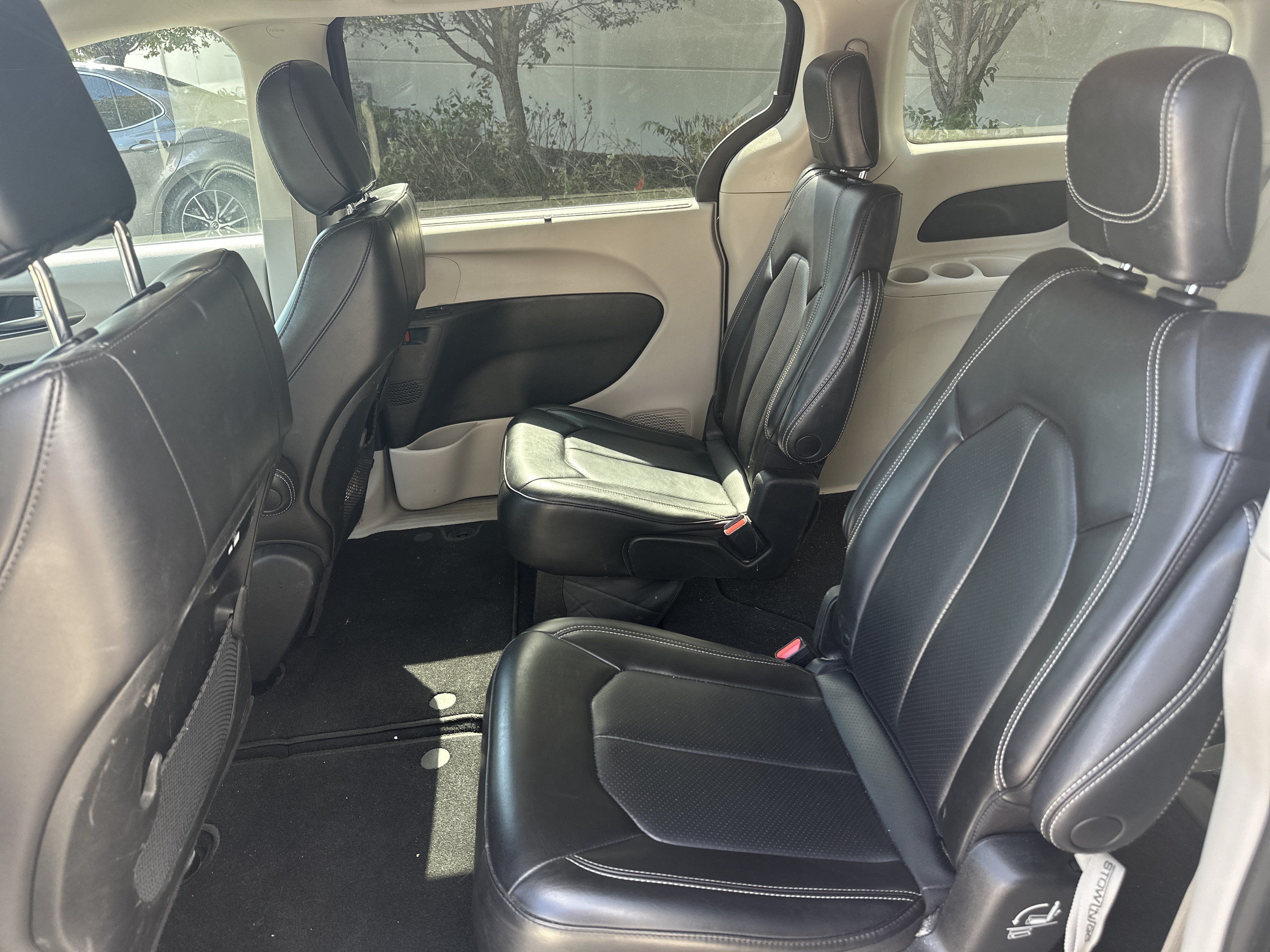 Used 2023 Chrysler Pacifica Touring-L FWD image 29