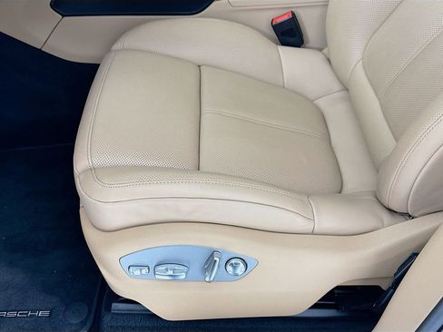 Certified 2025 Porsche Macan image 13