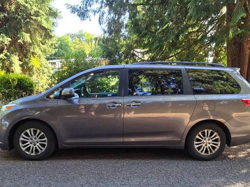 Used 2016 Toyota Sienna XLE FWD image 3