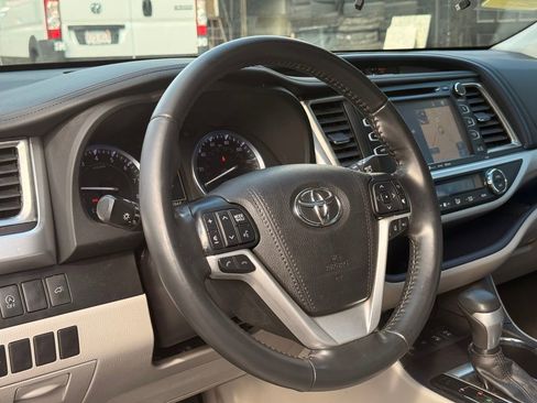 Used 2019 Toyota Highlander XLE image 27