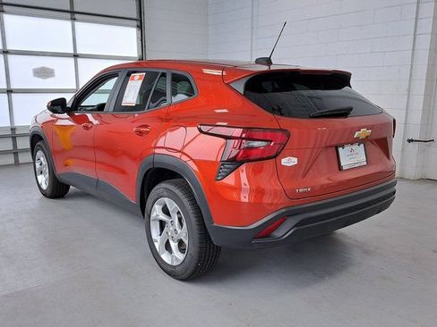 Used 2024 Chevrolet Trax LS w/ LS Convenience Package FWD image 7