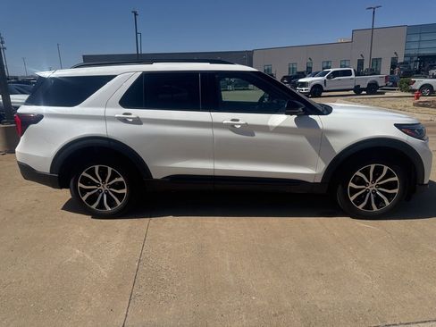 Used 2025 Ford Explorer ST-Line image 12