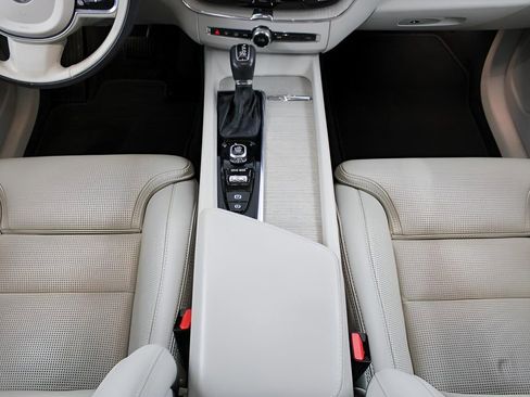 Certified 2021 Volvo XC60 T5 Inscription w/ Advanced Package image 19