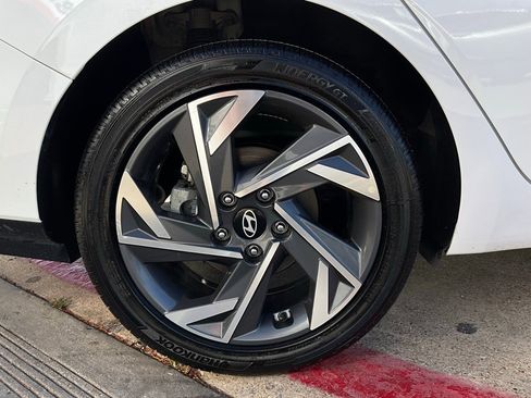 Used 2025 Hyundai Elantra Limited image 9