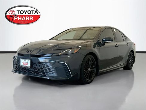 Used 2025 Toyota Camry SE w/ Convenience Package FWD image 1
