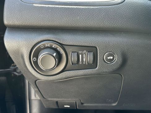 Used 2016 Chrysler 200 Limited w/ Convenience Group FWD image 24