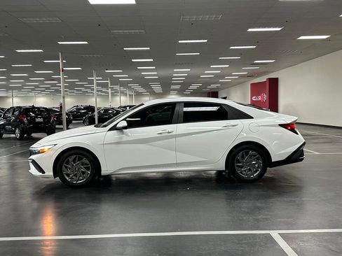 Used 2024 Hyundai Elantra SEL FWD image 4