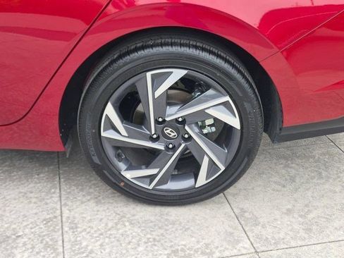 Certified 2025 Hyundai Elantra Limited FWD image 18