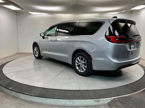 New 2026 Chrysler Pacifica Select image 3