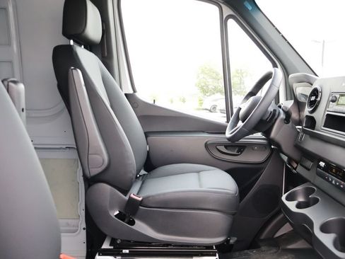 Used 2025 Mercedes-Benz Sprinter 2500 image 8