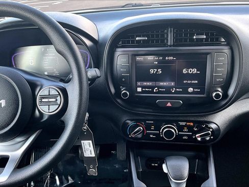 Used 2025 Kia Soul LX w/ LX Technology Package FWD image 6