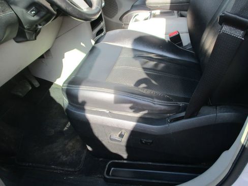 Used 2014 Chrysler Town & Country Touring-L w/ Driver Convenience Group image 11