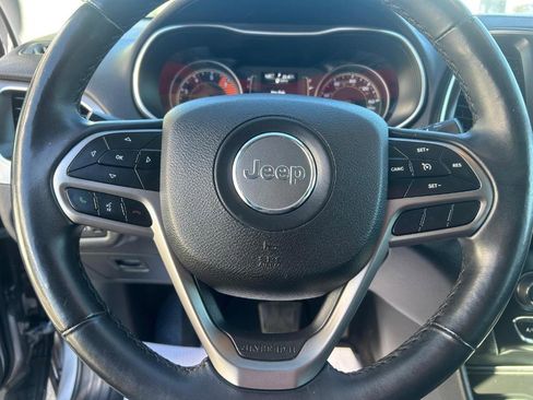 Used 2019 Jeep Cherokee Latitude Plus image 17