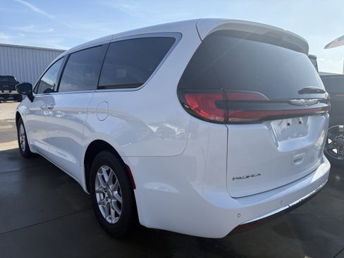 Used 2024 Chrysler Pacifica Touring-L image 4