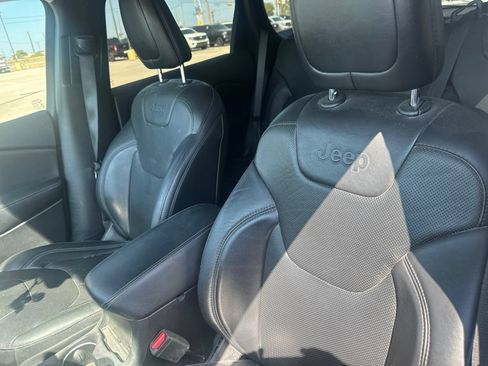 Used 2019 Jeep Cherokee Limited w/ Technology Group FWD image 11