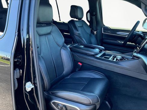 Used 2024 Jeep Wagoneer L Series II w/ Flexible Seating Group AWD/4WD image 30