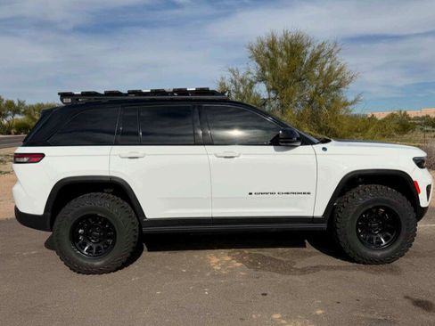 Used 2022 Jeep Grand Cherokee Trailhawk w/ Advanced Protech Group II AWD/4WD image 8