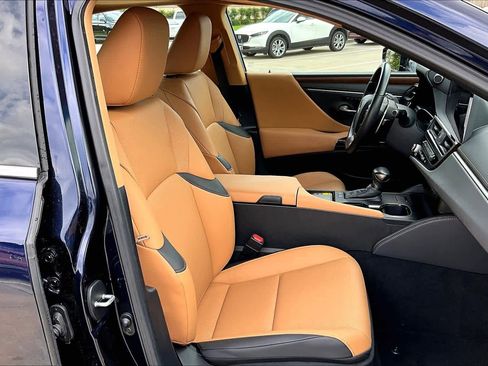 Certified 2025 Lexus ES 300h w/ Premium Package image 9