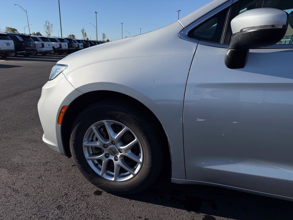 Used 2023 Chrysler Pacifica Touring-L FWD image 31