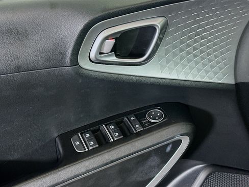 Used 2025 Kia Soul LX w/ LX Technology Package FWD image 15