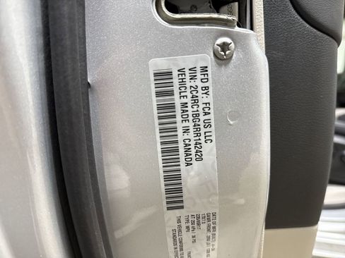 Used 2024 Chrysler Pacifica Touring-L FWD image 27