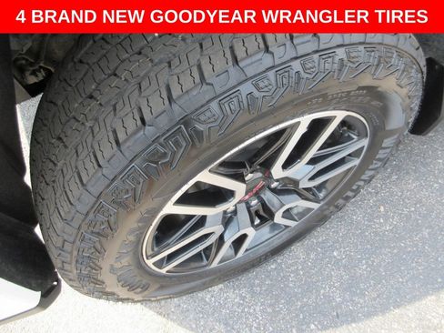 Used 2022 GMC Sierra 1500 AT4 w/ AT4 Preferred Package AWD/4WD image 2