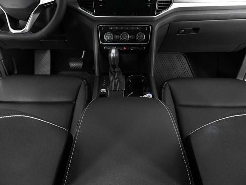 Certified 2023 Volkswagen Atlas Cross Sport SE w/ Panoramic Sunroof Package FWD image 17