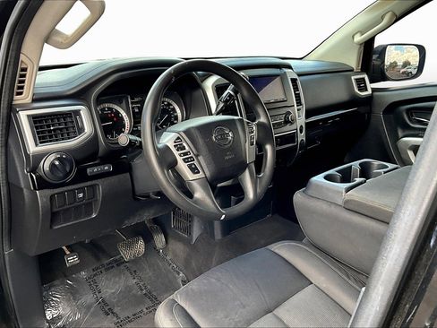 Used 2017 Nissan Titan SV image 12