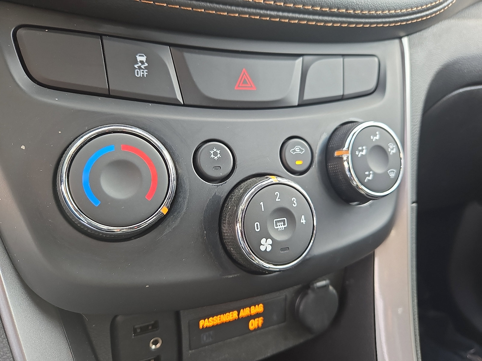 Used 2022 Chevrolet Trax LT w/ LT Convenience Package AWD/4WD image 15