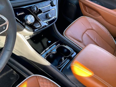 Used 2024 Chrysler Pacifica Pinnacle image 14