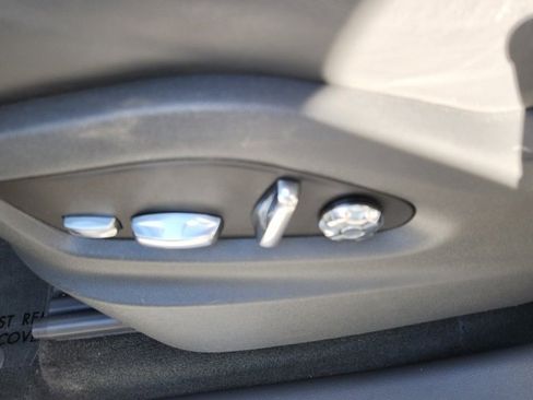 Used 2021 Porsche Cayenne w/ Premium Package image 27