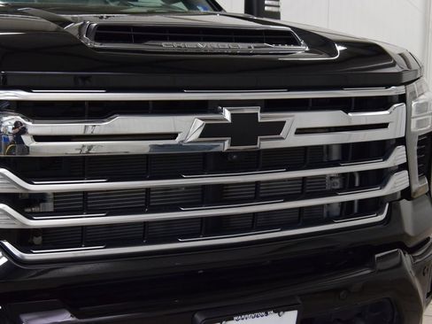 Used 2024 Chevrolet Silverado 2500 High Country w/ Technology Package AWD/4WD image 11
