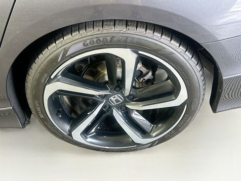 Used 2018 Honda Accord Sport image 11