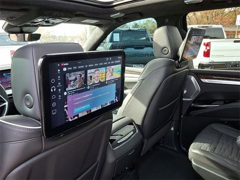 Certified 2025 Cadillac Escalade ESV Sport Platinum image 9