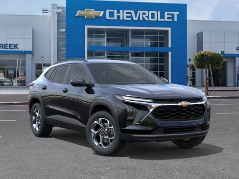 Used 2026 Chevrolet Trax LT w/ LT Convenience Package FWD image 2
