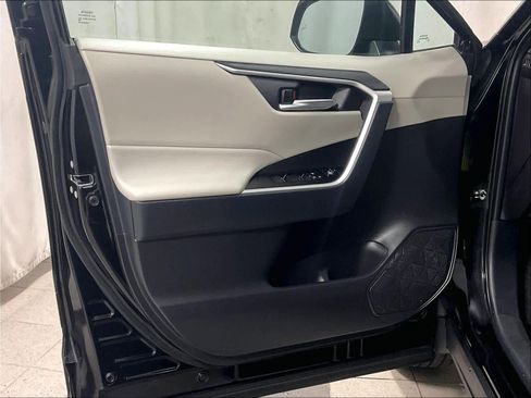 Used 2025 Toyota RAV4 XLE image 9