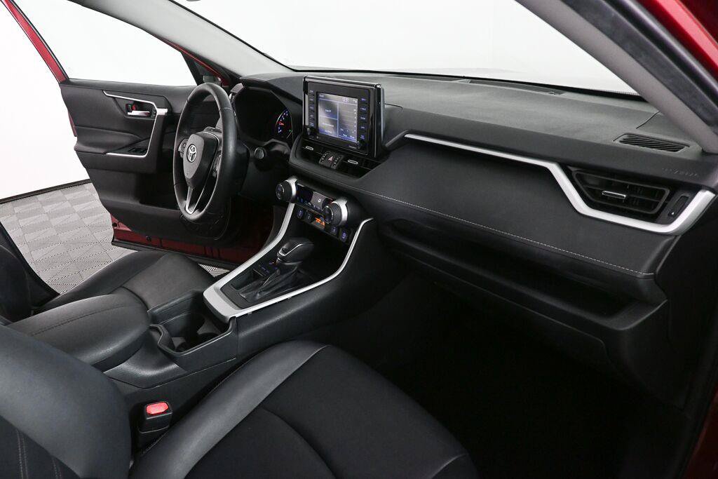 Used 2020 Toyota RAV4 XLE Premium FWD image 22