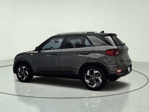 Used 2022 Hyundai Venue Limited FWD image 4