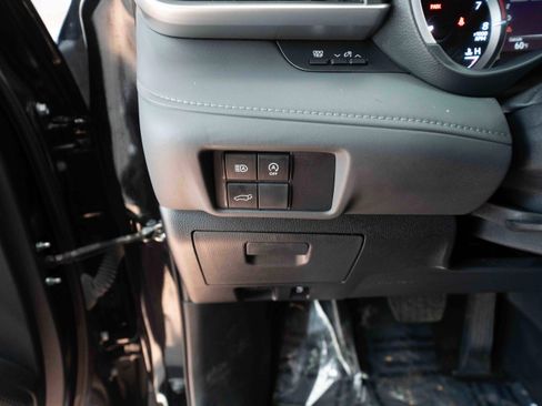 Used 2023 Toyota Highlander XLE image 11