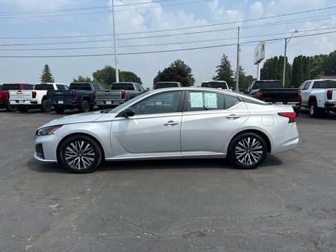 Used 2025 Nissan Altima 2.5 SV FWD image 2