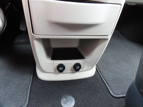 Used 2018 Dodge Grand Caravan SE FWD image 27