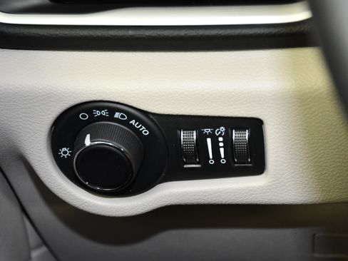 Used 2023 Chrysler Voyager LX FWD image 34