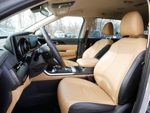 Certified 2024 Kia Carnival EX image 34